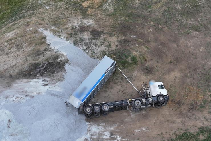 Scania teherszállító borult az oldalára egy mezőgazdasági területen, Bucsu közelében